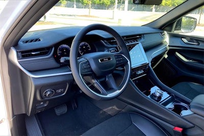 2025 Jeep Grand Cherokee Base