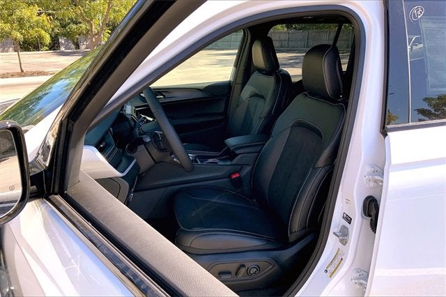 2025 Jeep Grand Cherokee Base