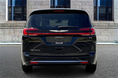2025 Chrysler Pacifica Select