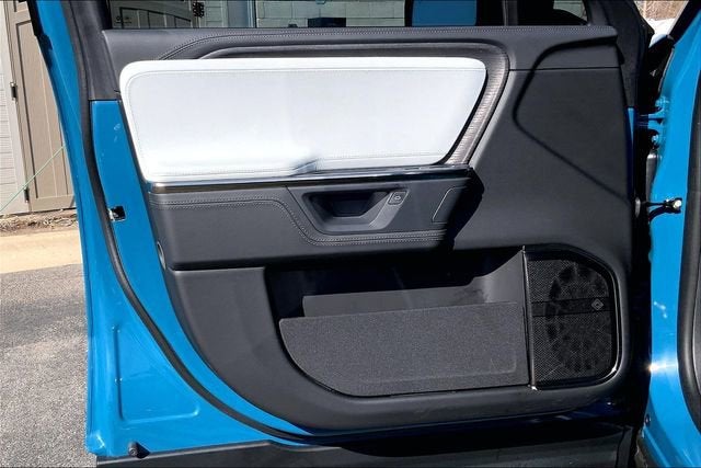 2025 Rivian R1S Adventure